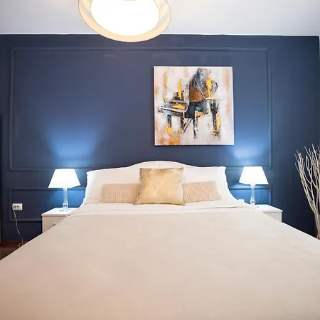 For Two- Strict Center Of Old Town Apartment